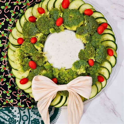 Christmas Wreath Veggie Tray - Everyday Shortcuts