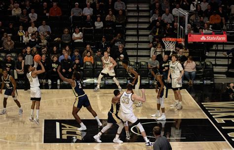 PHOTOS: Men’s basketball defeats Charleston Southern – Old Gold & Black