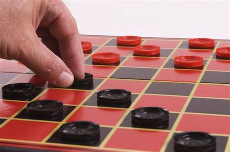 How Beginners Can Win at Checkers Following Simple Strategies | Board games, Games images, Checkers