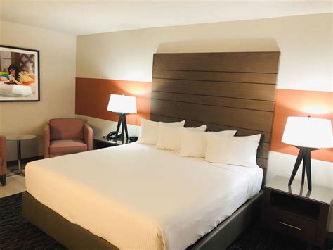 Plaza in downtown Las Vegas unveils newly renovated ‘luxe’ rooms | Las Vegas Review-Journal