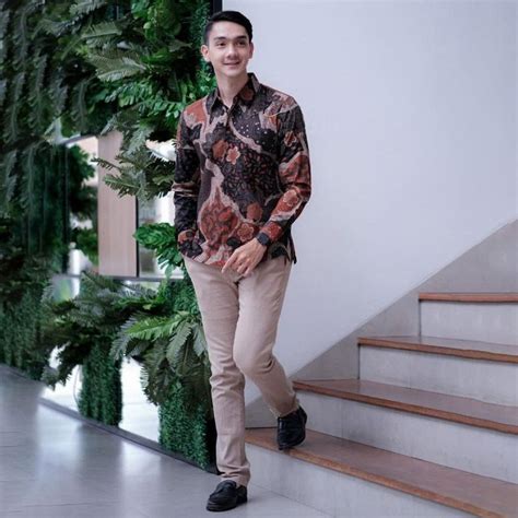 Tampil Maksimal di Segala Acara dengan 10 Baju Batik Pria Terbaru Ini ...