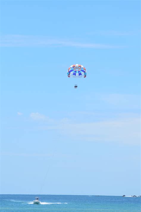 What to Wear Parasailing: The Ultimate Guide - Plan Before Land