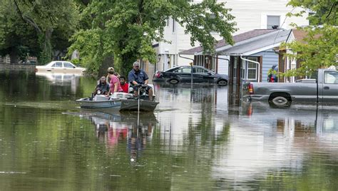 St. Louis Region Hit by More Flooding, Prompting Rescues | Chicago News | WTTW