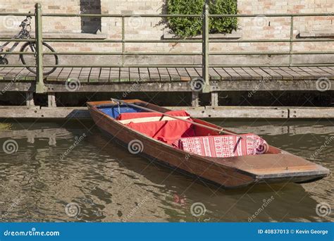 Punt Boat on River Cam, Cambridge Stock Image - Image of bike, wall: 40837013