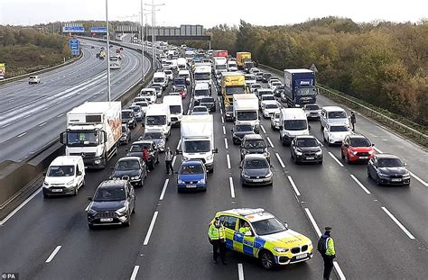 Just Stop Oil eco-mob spark M25 rush-hour chaos AGAIN as they scale gantries - Networknews