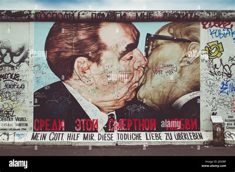 Arte de la calle graffiti la pintura "El Beso" de Dmitri Vrubel en el famoso East Side Gallery ...