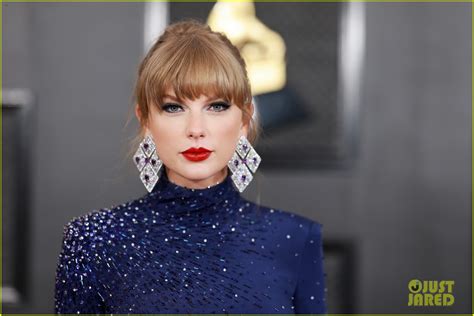 Taylor Swift Walks Grammys 2023 Red Carpet in Two-Piece Outfit After Winning for 'All Too Well ...