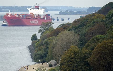 Hamburg's Flood Plan Gives Its River Space to Breathe - Bloomberg