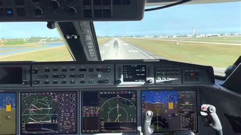 Gulfstream G650 cockpit view landing - YouTube