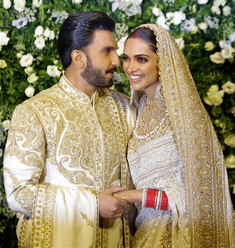 Ranveer & Deepika Look Very Much in Love at the Reception - Photogallery