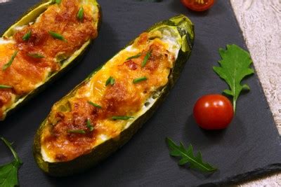 Courgette farcie aux lardons | Recette avec courgette, Recette courgette farcie, Courgettes farcies