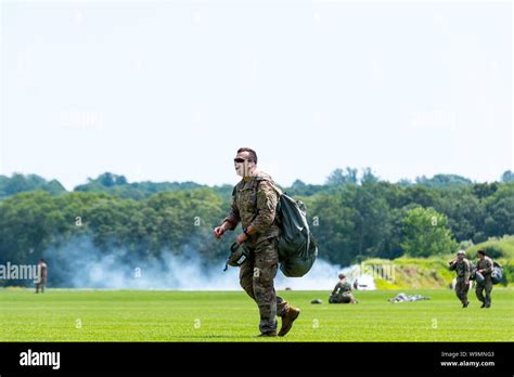 Static line parachute jump hi-res stock photography and images - Alamy