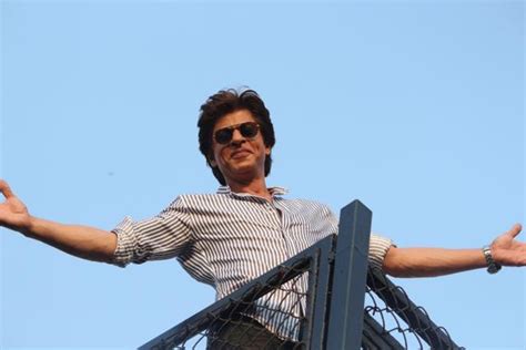 Shah Rukh Khan birthday: Mobile phones of 13 fans stolen outside Mannat ...