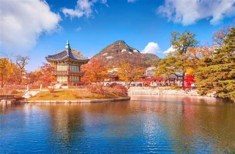 Gyeongbokgung palace in autumn, Seoul, South korea. | Maxkorea.sk