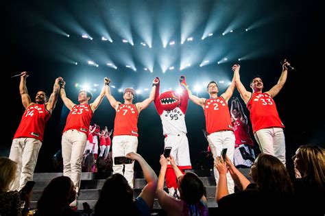 New Kids on the Block concert in Toronto turns into huge Raptors love-in