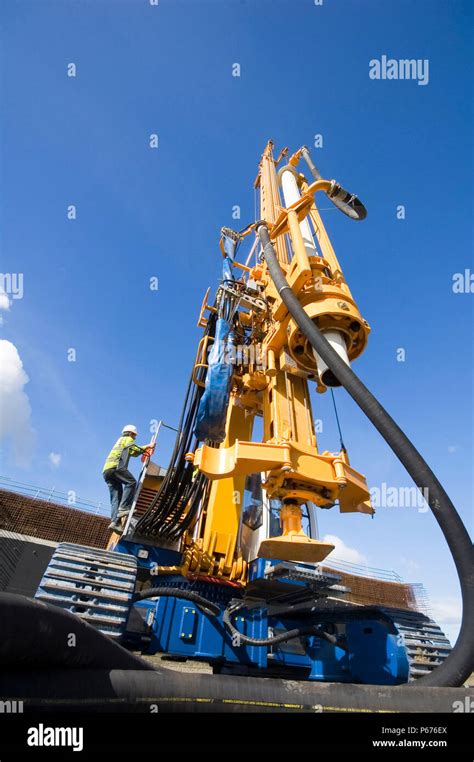 Piling machines at work Stock Photo - Alamy