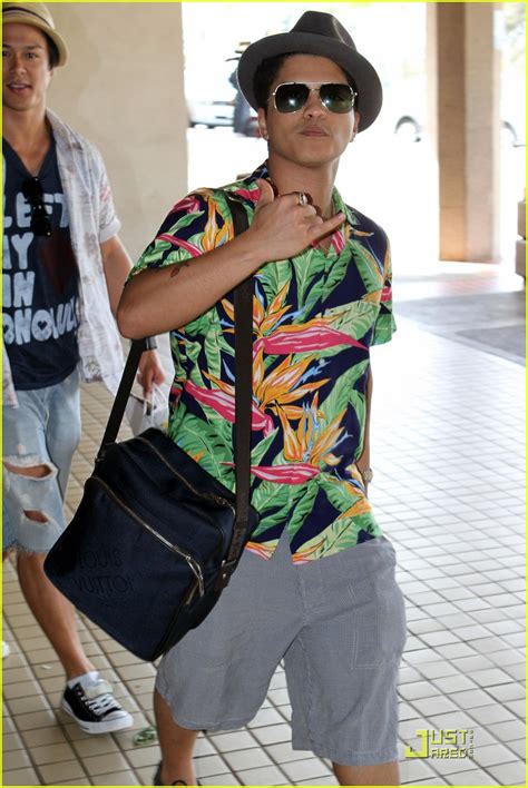 Bruno Mars: Aloha Hawaii!: Photo 2505612 | Bruno Mars Photos | Just Jared: Celebrity News and ...