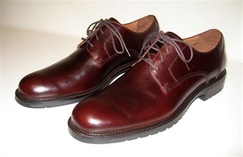 File:Mens brown derby leather shoes.jpg - Wikipedia