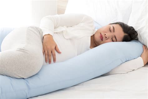 Learn How to Use a Pregnancy Pillow for Maximum Support