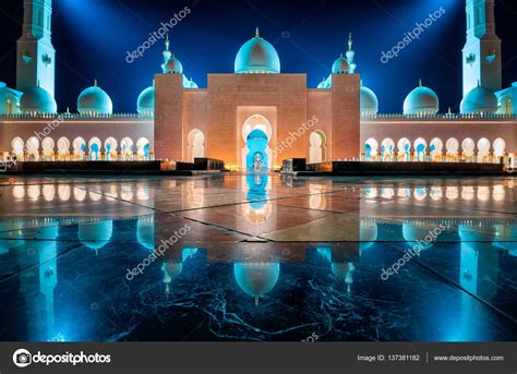 Night view at Sheikh Zayed Grand Mosque, Abu Dhabi, United Arab ...