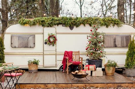 Premium Photo | Vintage old trailer with christmas decorations