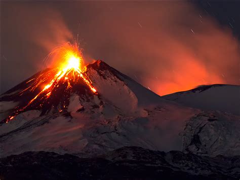 Etna Under Pressure: Does Gas Buildup Foreshadow Eruption? - Eos