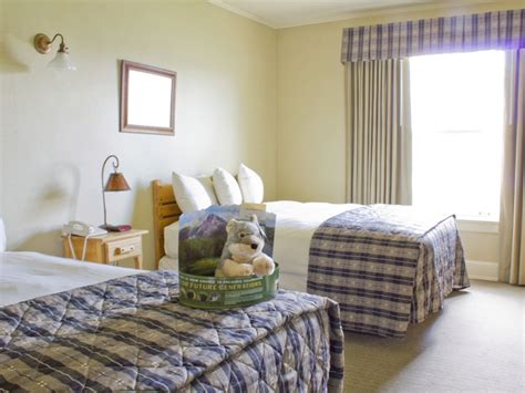 Mammoth Hot Springs Hotel Winter – Hotel – Two Beds