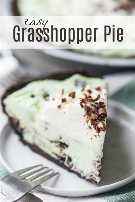 Easy Grasshopper Pie: mint & chocolate; so refreshing! -Baking a Moment