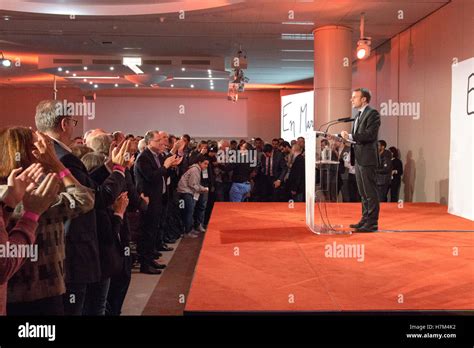 Paris, France. 5th Nov, 2016. Emmanuel Macron delivers a speech to the local executives of "En ...