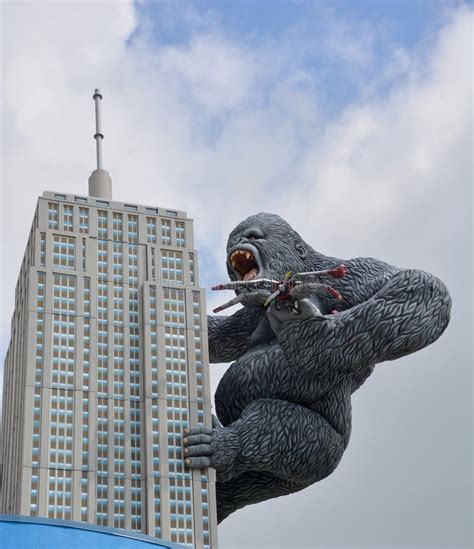 Giant King Kong On Empire State Building Editorial Stock Image - Image of attraction, building ...