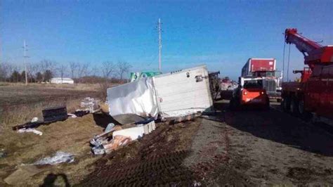 Truck crashes, spills 40,000 pounds of US mail on highway in Indiana - Postal Times