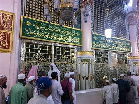 Who does the single grave in the tomb of Prophet Muhammad belong to? | Column