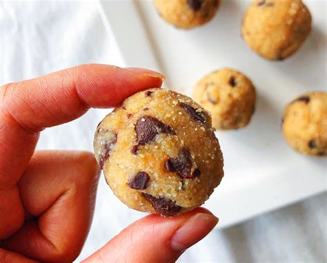 RAW VEGAN COOKIE DOUGH BALLS | Nuvia