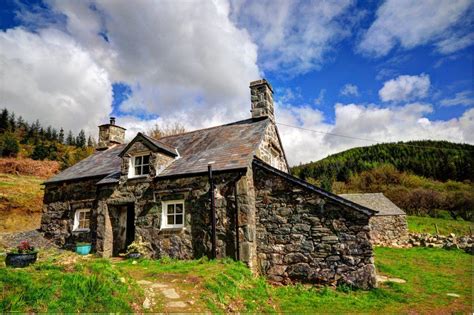 our Ty'n y Simdde Snowdonian C17 house looking lovely - http://www.underthethatch.co.uk/tys ...