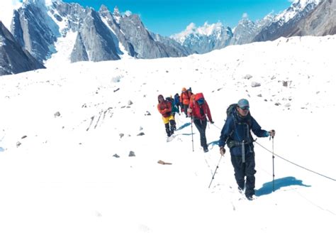 Mengenal K2, Gunung yang Lebih Sulit Didaki daripada Everest | kumparan.com