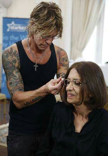 Duff donation Starkey hearing Foundation of the audífonos Duff Mckagan, Guns N Roses, The ...