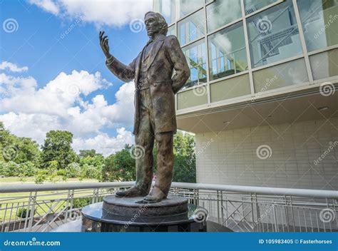 Jefferson Davis Statue at Beauvoir. Stock Image - Image of jefferson, blue: 105983405