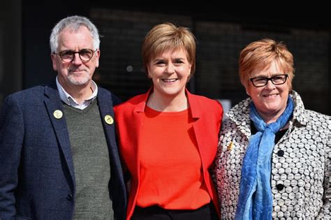 Nicola Sturgeon 'longs to hug her parents after lockdown' | STV News