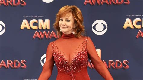 Reba McEntire postpones several concerts due to vocal rest | 103.3 WAKG