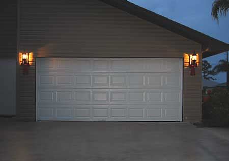 GB's garage door | GB's garage decorated for Christmas 2007.… | Flickr