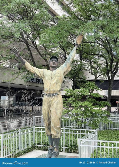 Jackie Robinson And Pee Wee Reese Statue In Front Of MCU Ballpark In Brooklyn Editorial Photo ...