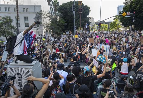 Mayor Garcetti takes a knee at downtown L.A. protest - Los Angeles Times