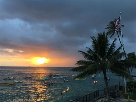 Sunset in Hawaii, Kaimana Beach | Honolulu hawaii, Sunset, Favorite places