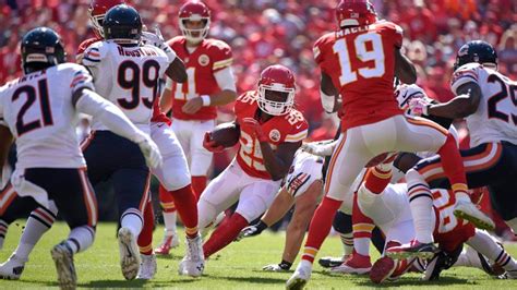 Chiefs' Jamaal Charles exits game with knee injury | 15 Minute News