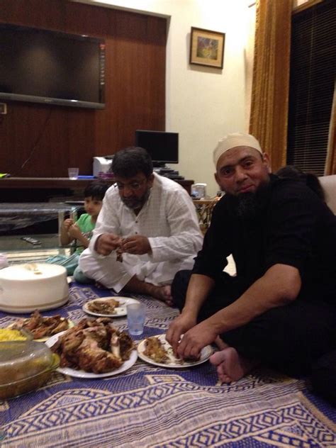 Saqlain Mushtaq on Twitter: "Having dinner with the family http://t.co/ccnbO8EYdS" / Twitter