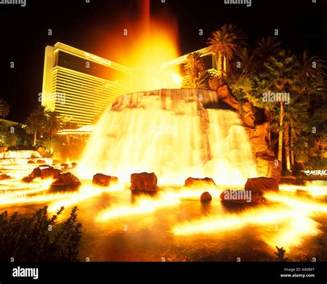 SMOKING ERUPTION VOLCANO SHOW MIRAGE HOTEL CASINO THE STRIP LAS VEGAS NEVADA USA Stock Photo - Alamy