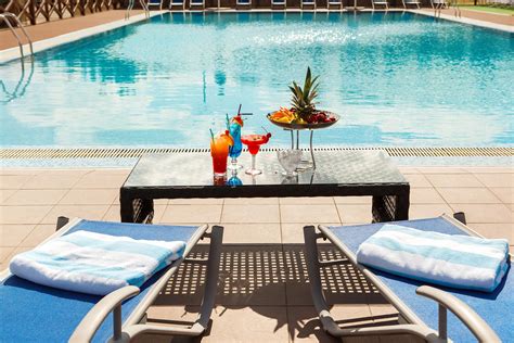 10 Sneaky Tricks for Enjoying Fancy Hotel Pools—Without Paying for Them