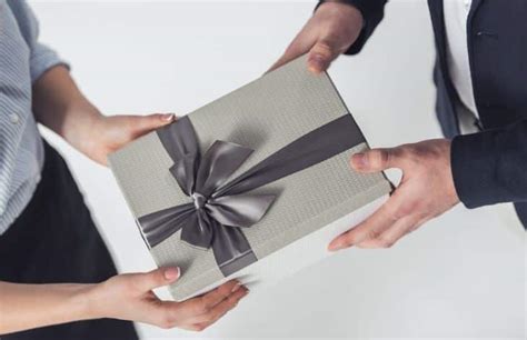 Benefits of Giving Personalized Gifts To Employees