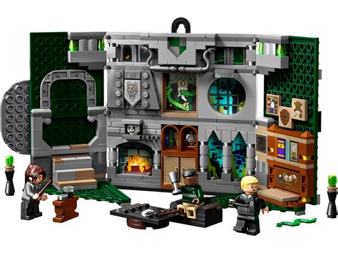 Slytherin™ House Banner 76410 | Harry Potter™ | Buy online at the Official LEGO® Shop AU