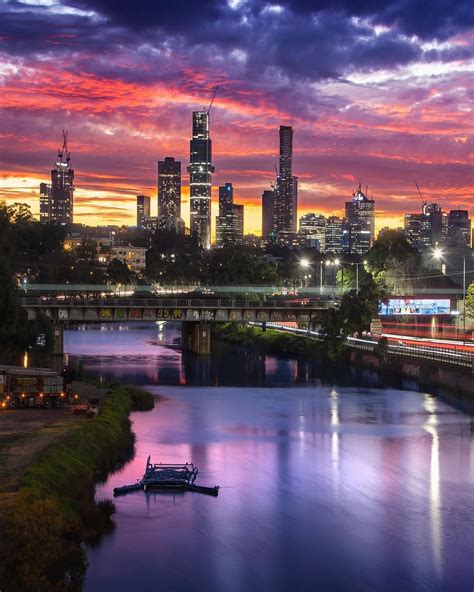 A twinkling Melbourne skyline at dusk 📸 via IG/donaldhyip City Skyline Night, Night City, Airbnb ...